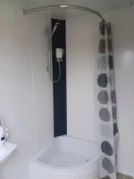 Container Sanitario Doppio 2 Cabine — 1 WC + Lavabo / 1 Doccia + Lavabo — Pannelli Effetto Legno — 2,46 × 1,97 × 2,45 m - immagine 8