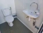Container Sanitario Doppio 2 Cabine WC — Acciaio Antracite Liscio — 2,45 × 1,73 × 2,29 m - immagine 5