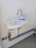 Container Sanitario Doppio 2 Cabine WC — Acciaio Antracite Liscio — 2,45 × 1,73 × 2,29 m - immagine 11