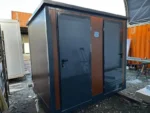 Container Sanitario Doppio 2 Cabine — WC + Urinale + Lavabo — Pannelli Effetto Legno — 2,43 × 1,74 × 2,46 m - immagine 1