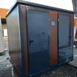 Container Sanitario Doppio 2 Cabine — WC + Urinale + Lavabo — Pannelli Effetto Legno — 2,43 × 1,74 × 2,46 m - immagine 1