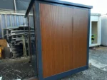 Container Sanitario Doppio 2 Cabine — WC + Urinale + Lavabo — Pannelli Effetto Legno — 2,43 × 1,74 × 2,46 m - immagine 2