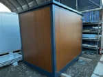 Container Sanitario Doppio 2 Cabine — WC + Urinale + Lavabo — Pannelli Effetto Legno — 2,43 × 1,74 × 2,46 m - immagine 3