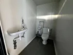 Container Sanitario Doppio 2 Cabine — WC + Urinale + Lavabo — Pannelli Effetto Legno — 2,43 × 1,74 × 2,46 m - immagine 4