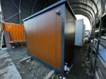 Container Sanitario Doppio 2 Cabine — WC + Urinale + Lavabo — Pannelli Effetto Legno — 2,43 × 1,74 × 2,46 m - immagine 5