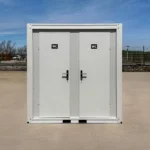Container Sanitario Doppio WC — 2 Cabine con Lavabo, Specchio e LED — 2,20 × 1,20 × 2,50 m - immagine 1