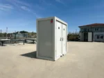 Container Sanitario Doppio WC — 2 Cabine con Lavabo, Specchio e LED — 2,20 × 1,20 × 2,50 m - immagine 3