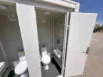 Container Sanitario Doppio WC — 2 Cabine con Lavabo, Specchio e LED — 2,20 × 1,20 × 2,50 m - immagine 6