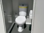Container Sanitario Doppio WC — 2 Cabine con Lavabo, Specchio e LED — 2,20 × 1,20 × 2,50 m - immagine 8