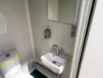 Container Sanitario Doppio WC — 2 Cabine con Lavabo, Specchio e LED — 2,20 × 1,20 × 2,50 m - immagine 9