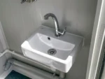 Container Sanitario Doppio WC — 2 Cabine con Lavabo, Specchio e LED — 2,20 × 1,20 × 2,50 m - immagine 12