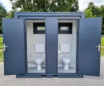 Container Sanitario Doppio WC Uomini/Donne — Cabina WC+Urinale + Cabina WC+Lavabo — Acciaio Antracite RAL 7016 — 2,40 × 1,20 × 2,35 m - immagine 1