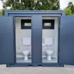 Container Sanitario Doppio WC Uomini/Donne — Cabina WC+Urinale + Cabina WC+Lavabo — Acciaio Antracite RAL 7016 — 2,40 × 1,20 × 2,35 m - immagine 1