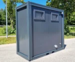 Container Sanitario Doppio WC Uomini/Donne — Cabina WC+Urinale + Cabina WC+Lavabo — Acciaio Antracite RAL 7016 — 2,40 × 1,20 × 2,35 m - immagine 3