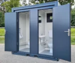 Container Sanitario Doppio WC Uomini/Donne — Cabina WC+Urinale + Cabina WC+Lavabo — Acciaio Antracite RAL 7016 — 2,40 × 1,20 × 2,35 m - immagine 4