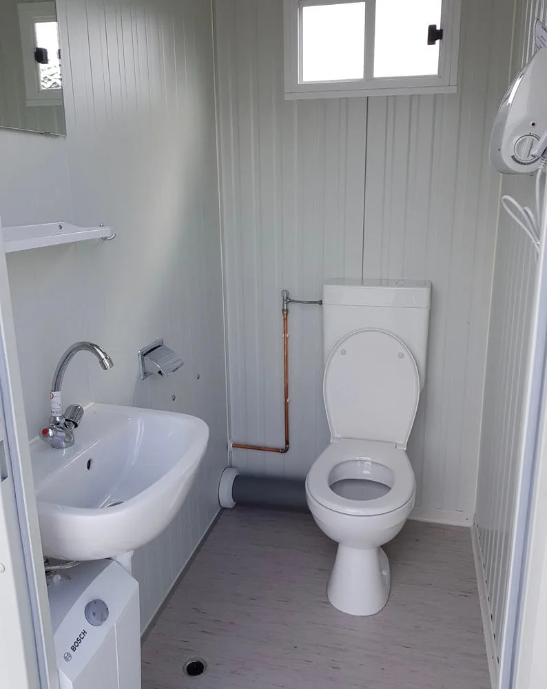 Container Sanitario Doppio WC Uomini/Donne — Poco-Sani No.2 — Acciaio Zincato RAL 9002 — 2,63 × 1,67 × 2,54 m - immagine 2