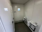 Container Sanitario Multiutenza — 4 WC + 1 Urinale + 3 Lavabi — 6,06 × 2,44 × 2,80 m - immagine 12