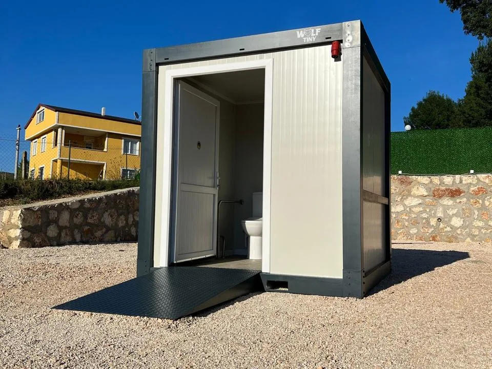 Container Sanitario PMR Accessibile — Wolf Tiny — WC + Lavabo Adattati + Rampa — 2,20 × 2,20 × 2,35 m — Nuovo - immagine 1
