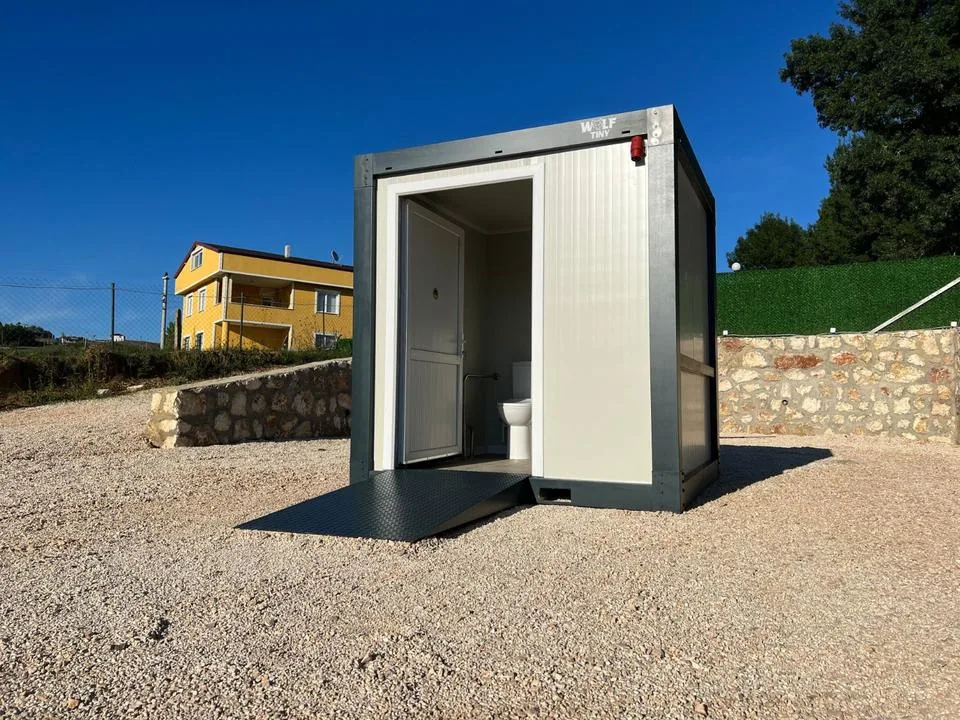 Container Sanitario PMR Accessibile — Wolf Tiny — WC + Lavabo Adattati + Rampa — 2,20 × 2,20 × 2,35 m — Nuovo - immagine 2