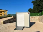 Container Sanitario PMR Accessibile — Wolf Tiny — WC + Lavabo Adattati + Rampa — 2,20 × 2,20 × 2,35 m — Nuovo - immagine 5