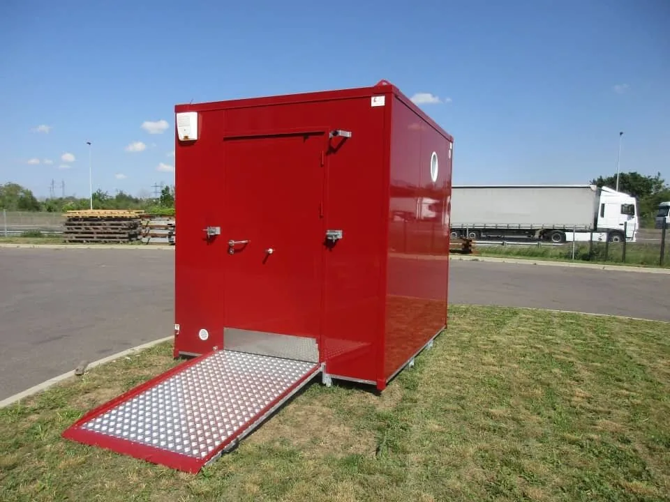 Container Sanitario PMR Rosso – WC Accessibile con Rampa Pieghevole e Barre di Sostegno - immagine 1