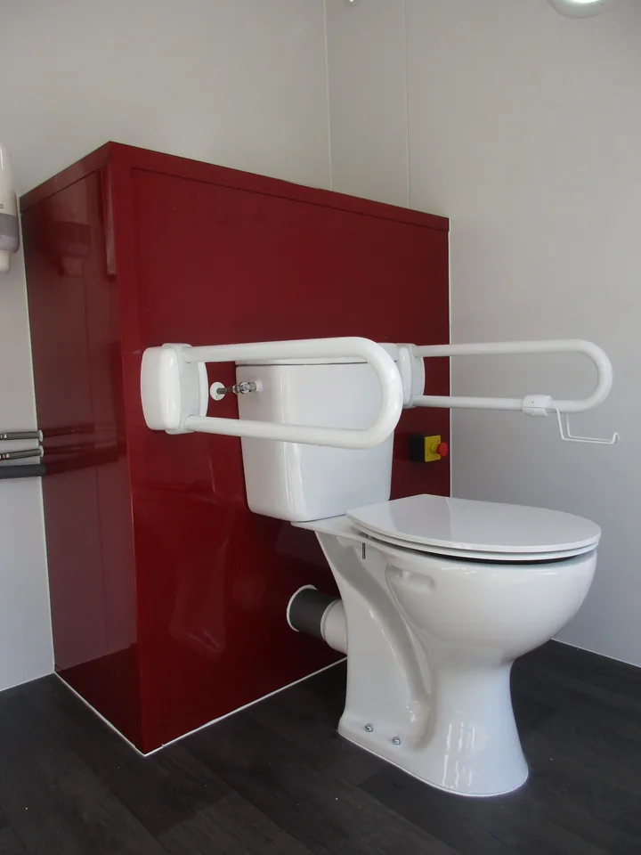 Container Sanitario PMR Rosso – WC Accessibile con Rampa Pieghevole e Barre di Sostegno - immagine 2
