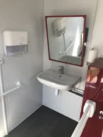Container Sanitario PMR Rosso – WC Accessibile con Rampa Pieghevole e Barre di Sostegno - immagine 3