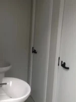 Container Sanitario Sani Master Mixto 6 m – Sezioni Separate Uomini e Donne con 4 WC e 2 Urinatoi - immagine 3