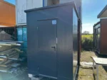 Container Sanitario WC + Doccia + Urinale — Cabina Doccia Vetro Nero — 1,86 × 1,45 m - immagine 1