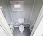 Container Sanitario WC + Urinale + Lavabo — Pannelli Sandwich Bianchi — 1,20 × 1,65 × 2,34 m - immagine 4