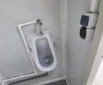 Container Sanitario WC + Urinale + Lavabo — Pannelli Sandwich Bianchi — 1,20 × 1,65 × 2,34 m - immagine 5
