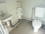 Container Sanitario WC + Urinale + Lavabo — Poco-Sani — Acciaio Zincato RAL 9002 — 1,61 × 1,67 × 2,54 m - immagine 4
