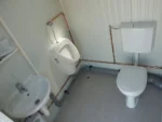 Container Sanitario WC + Urinale + Lavabo — Poco-Sani Nr. 1 — Acciaio Zincato RAL 9002 — 1,61 × 1,67 × 2,54 m - immagine 5