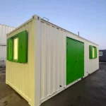 Container Ufficio 24 Piedi (7,3 x 2,4 m) — Bianco Avorio con Porte e Finestre Verdi - immagine 1