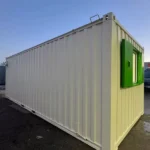Container Ufficio 24 Piedi (7,3 x 2,4 m) — Bianco Avorio con Porte e Finestre Verdi - immagine 3