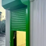 Container Ufficio 24 Piedi (7,3 x 2,4 m) — Bianco Avorio con Porte e Finestre Verdi - immagine 4