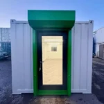 Container Ufficio 24 Piedi (7,3 x 2,4 m) — Bianco Avorio con Porte e Finestre Verdi - immagine 5