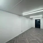 Container Ufficio 24 Piedi (7,3 x 2,4 m) — Bianco Avorio con Porte e Finestre Verdi - immagine 6