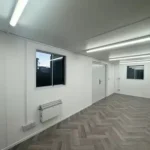 Container Ufficio 24 Piedi (7,3 x 2,4 m) — Bianco Avorio con Porte e Finestre Verdi - immagine 7