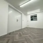 Container Ufficio 24 Piedi (7,3 x 2,4 m) — Bianco Avorio con Porte e Finestre Verdi - immagine 8