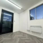 Container Ufficio 24 Piedi (7,3 x 2,4 m) — Bianco Avorio con Porte e Finestre Verdi - immagine 9