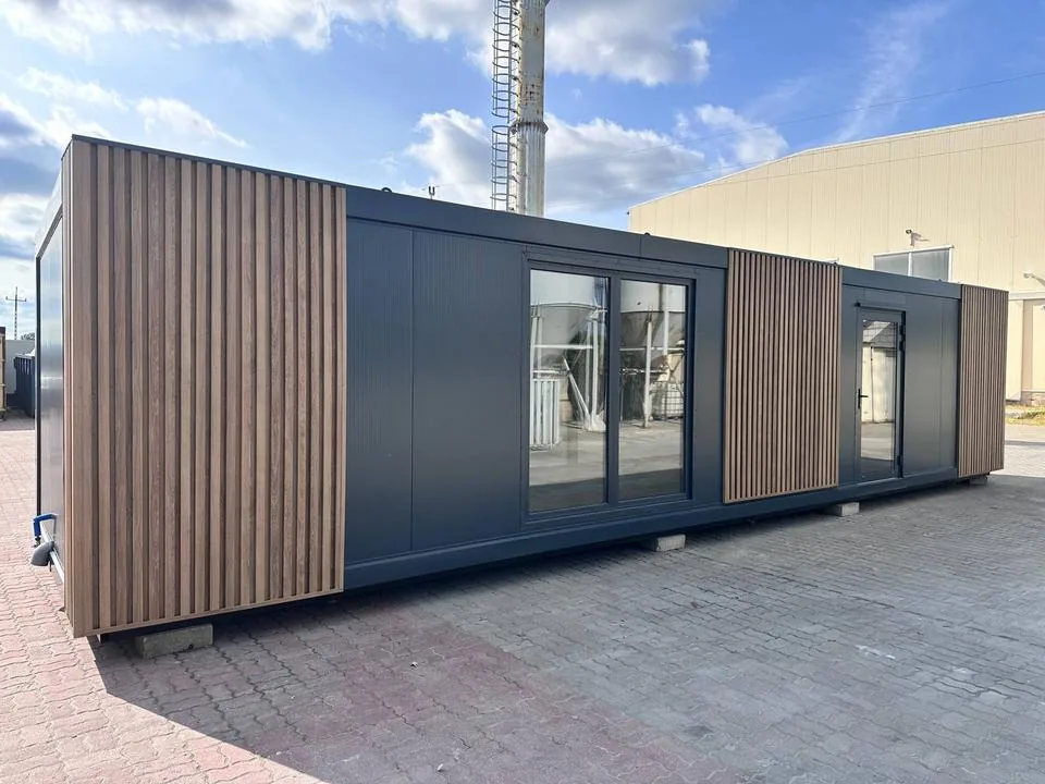 Container Ufficio 36 m² (12 x 3 m) — Rivestimento Bimateria Antracite e Listoni Legno Verticali - immagine 1