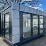 Container Ufficio 5 x 2,5 m — Pannelli Sandwich, Vetrate a Tutta Altezza e Climatizzazione - immagine 1