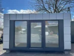 Container Ufficio 5 x 2,5 m — Pannelli Sandwich, Vetrate a Tutta Altezza e Climatizzazione - immagine 3
