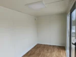 Container Ufficio 5 x 2,5 m — Pannelli Sandwich, Vetrate a Tutta Altezza e Climatizzazione - immagine 6