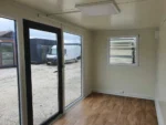 Container Ufficio 5 x 2,5 m — Pannelli Sandwich, Vetrate a Tutta Altezza e Climatizzazione - immagine 7