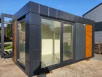 Container Ufficio 5,0 x 2,5 m — Design Premium Antracite con Listoni in Legno e Persiana - immagine 1