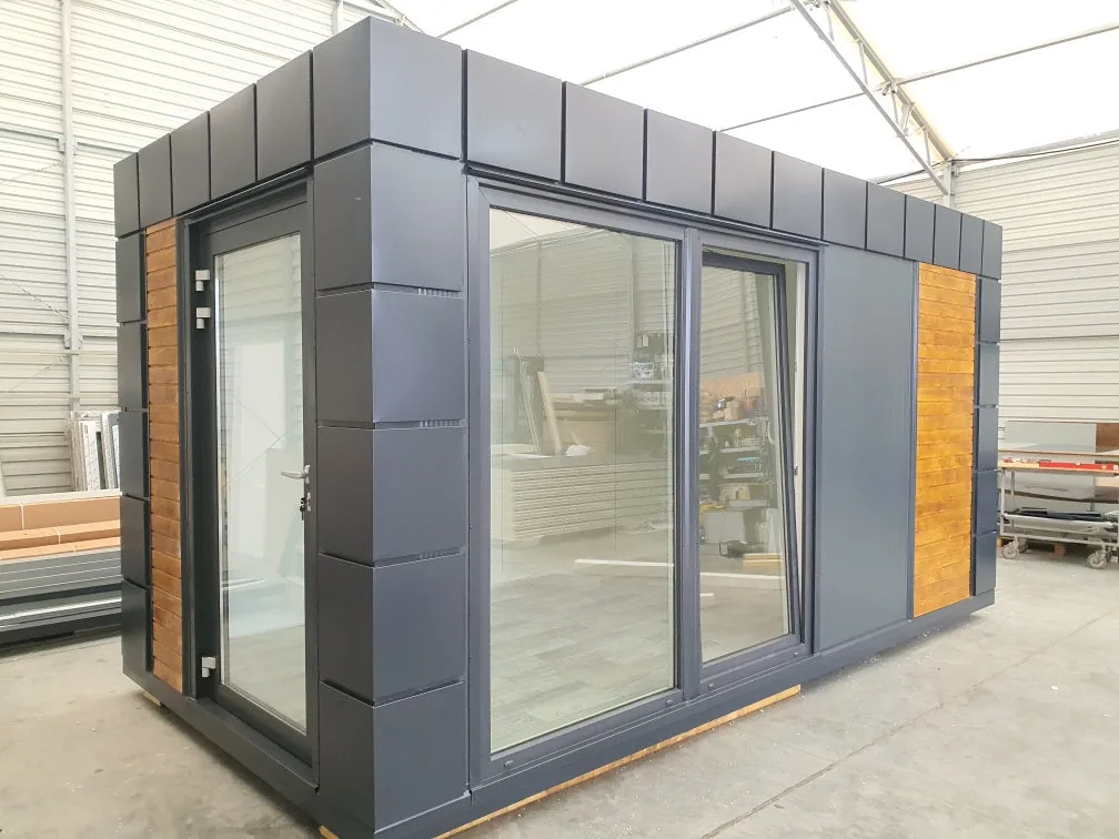 Container Ufficio 5,0 x 2,5 m — Design Premium Antracite con Listoni in Legno e Persiana - immagine 2