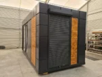 Container Ufficio 5,0 x 2,5 m — Design Premium Antracite con Listoni in Legno e Persiana - immagine 3