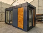 Container Ufficio 5,0 x 2,5 m — Design Premium Antracite con Listoni in Legno e Persiana - immagine 4